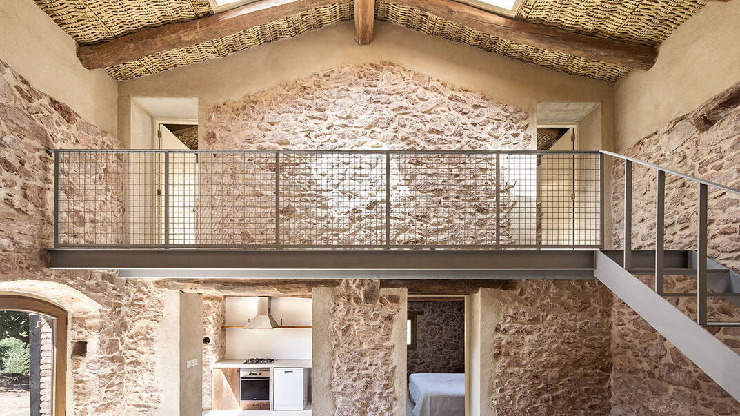 interior de casa gallega de piedra